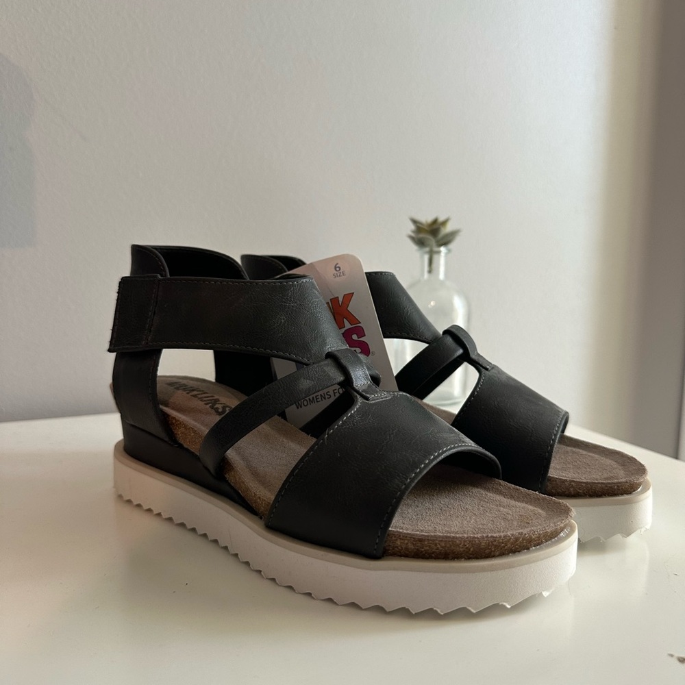 Black wedges